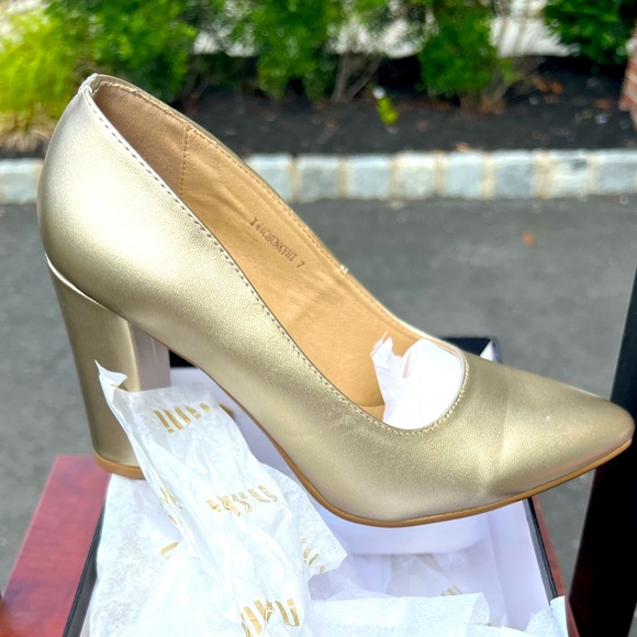 Gold High Heels NIB, size 7 - Picture 1 of 2